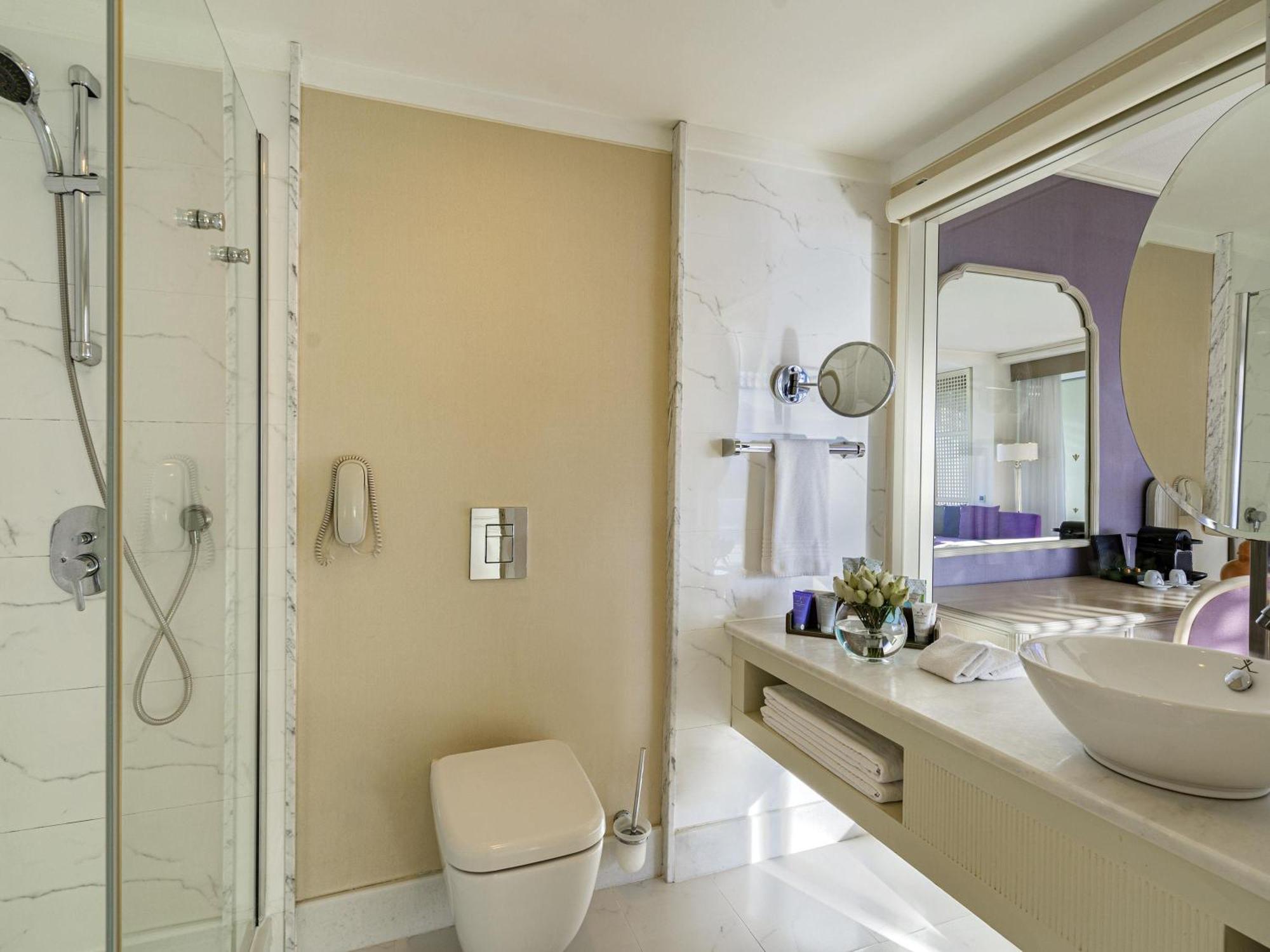 Comfort Doppelzimmer mit 2 Schlafsofas und Stadtblick